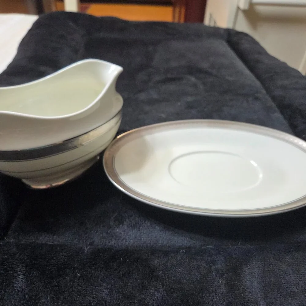 MIKASA PALATIAL PLATINUM   GRAVY BOAT WITH DISH - Picture 2 of 3